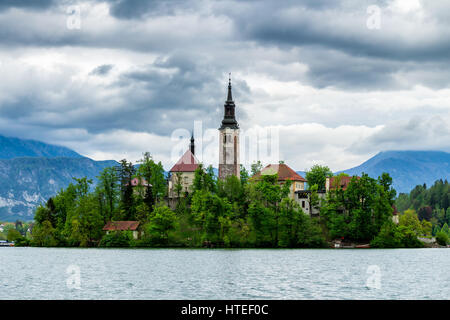 Il lago di Bled con San Marys Chiesa di ipotesi sulla piccola isola. Bled, Slovenia, l'Europa. I monti e la valle in background. Veduta aerea di cui sopra. Foto Stock