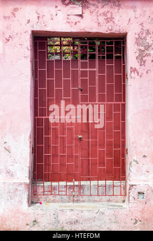 Un colorato porta rosa nel Getsemani quartiere di Cartagena, Colombia. Foto Stock