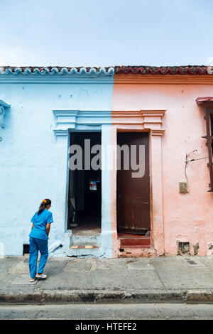 Rosa e blu porte nel Getsemani quartiere di Cartagena, Colombia. Foto Stock