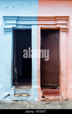 Rosa e blu porte nel Getsemani quartiere di Cartagena, Colombia. Foto Stock
