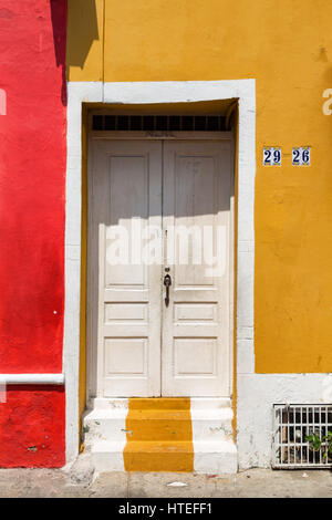 Splendidamente dipinte di rosso e di giallo esterno di una casa nel Getsemani quartiere di Cartagena, Colombia. Foto Stock