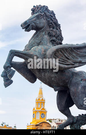 Vista di una statua di Pegasus con la Torre dell Orologio cancello in background in Cartagena, Colombia. Foto Stock