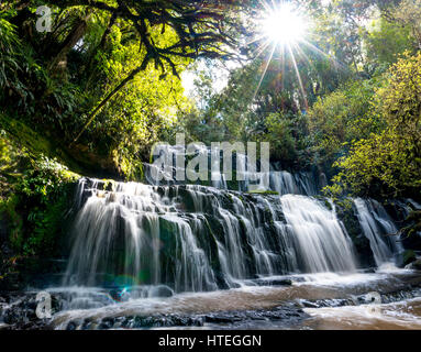 Purakaunui Falls, cascata, Sun Star, il Catlins,, Otago Southland, Nuova Zelanda Foto Stock