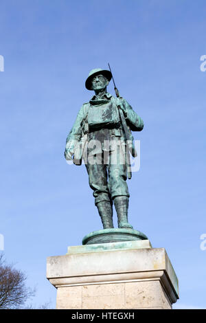 Guerra Mondiale 1 soldato statua, il Memoriale di guerra, Evesham, Worcestershire Inghilterra REGNO UNITO Foto Stock