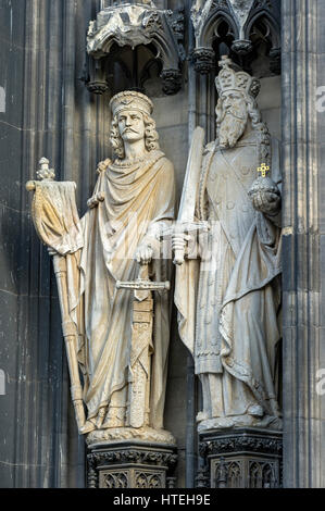 Le figure di imperatori romani, Costantino I e Carlo Magno, facciata ovest, la cattedrale di Colonia, Colonia, nella Renania settentrionale-Vestfalia Foto Stock