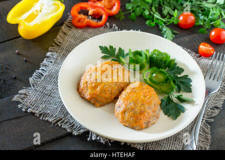 Polpette di riso con verza cotta in salsa di pomodoro, una ricetta per la nutrizione dietetiche. Foto Stock
