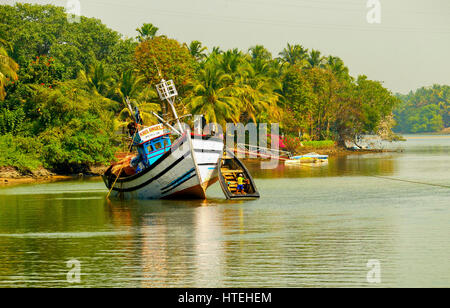 Trawler ancorato sul fiume Sal, Mobor, Goa Sud Foto Stock