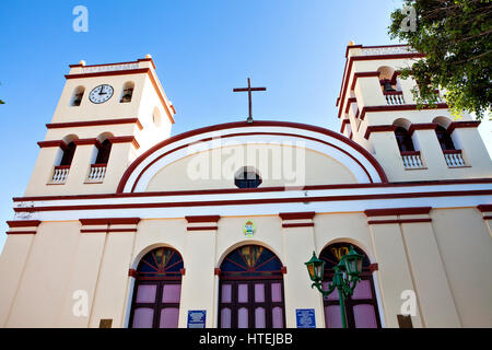 Baracoa, Cuba: Catedral de Nuestra Senora de la Asuncion sulla Central Plaza Foto Stock