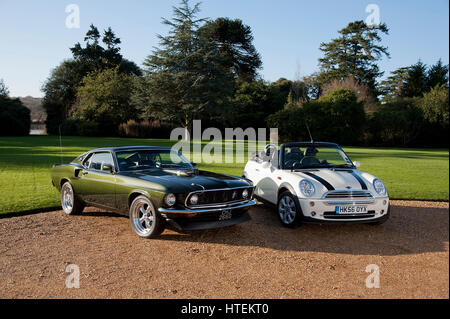 1968 Ford Mustang e 2006 Mini Cooper CABRIOLET Foto Stock