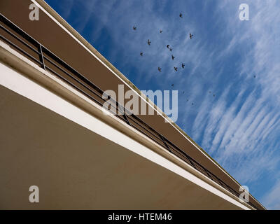 Una vista dal livello della strada guardando in alto sul mare di elevazione del De La Warr Pavilion, Bexhill East Sussex Foto Stock