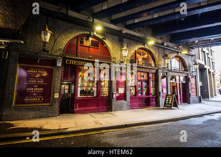 Cheshire Cheese pub sotto la linea ferroviaria c2c di Fenchurch Street, Londra, Regno Unito Foto Stock