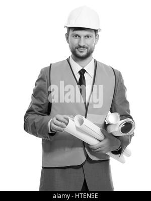 Il miglior tecnico. Bianco e nero studio verticale colpo di un fiducioso architetto maschio sorridente alla telecamera che posano su sfondo bianco professionalità Foto Stock