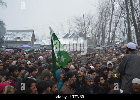 Srinagar, India. 09Mar, 2017. Migliaia frequentare gli ultimi riti di Hizb Rebel Mushtaq Ahmad veggente al suo villaggio natale Malangam Bandipora venerdì 10 marzo 2017. Mushtaq è stato ucciso in un breve incontro con le forze di governo giovedì sera al centro principale Bandiopora area del Nord Kashmir Credito: Mohammad Abu Bakar/Pacific Press/Alamy Live News Foto Stock