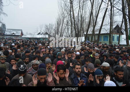 Srinagar, India. 09Mar, 2017. Migliaia frequentare gli ultimi riti di Hizb Rebel Mushtaq Ahmad veggente al suo villaggio natale Malangam Bandipora venerdì 10 marzo 2017. Mushtaq è stato ucciso in un breve incontro con le forze di governo giovedì sera al centro principale Bandiopora area del nord del Kashmir. Credito: Mohammad Abu Bakar/Pacific Press/Alamy Live News Foto Stock