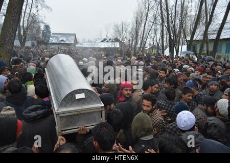 Srinagar, India. 09Mar, 2017. Musulmani del Kashmir persone portano il cadavere di Hizb Rebel mushtaq Ahmad veggente durante il corteo funebre al suo villaggio natale Malangam Bandipora su 10, Marzo 2017. Mushtaq è stato ucciso in un breve incontro con le forze di governo giovedì sera al centro principale Bandiopora area del nord del Kashmir. Credito: Mohammad Abu Bakar/Pacific Press/Alamy Live News Foto Stock