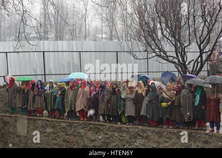 Srinagar, India. 09Mar, 2017. Kashmir donne musulmane orologi il corteo funebre di Hizb Rebel Mushtaq Ahmad veggente al suo villaggio natale malangam Bandipora il 10 marzo. 2017. Mushtaq è stato ucciso in un breve incontro con le forze di governo giovedì sera al centro principale Bandiopora area del nord del Kashmir. Credito: Mohammad Abu Bakar/Pacific Press/Alamy Live News Foto Stock