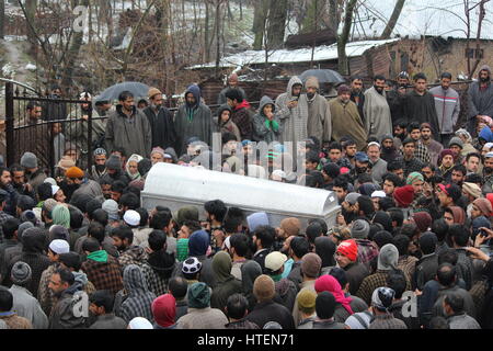 Srinagar, India. 09Mar, 2017. Musulmani del Kashmir persone portano il cadavere di Hizb Rebel mushtaq Ahmad veggente durante il corteo funebre al suo villaggio natale Malangam Bandipora su 10, Marzo 2017. Mushtaq è stato ucciso in un breve incontro con le forze di governo giovedì sera al centro principale Bandiopora area del Nord Kashmir Credito: Mohammad Abu Bakar/Pacific Press/Alamy Live News Foto Stock