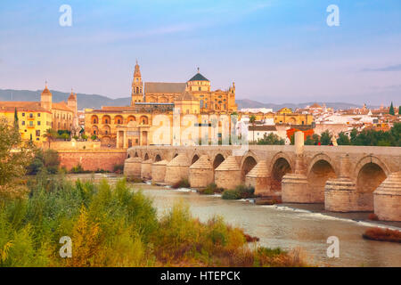 Grande Moschea Mezquita - Catedral de Cordoba e ponte romano attraverso il fiume Guadalquivir in mattinata, Cordoba, Andalusia, Spagna Foto Stock