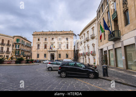 Piazza Archimede con Artemis (Diana) Fontana e Banco di Sicilia (UniCredit) sull'isola di Ortigia, la parte storica di Siracusa, Sicilia, Italia Foto Stock