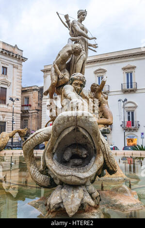 Artemis Fontana (chiamato anche Fontana Diana) su Archimede (Piazza Archimede) sull'isola di Ortigia, la parte storica di Siracusa, Sicilia, Italia Foto Stock