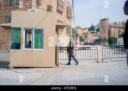 Israele soldato pattugliano un checkpoint nei pressi di un asilo nido. Hebron, Territori palestinesi. Foto Stock