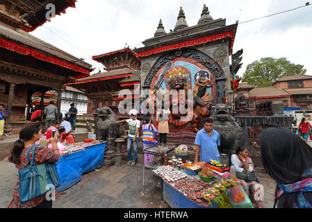 KATHMANDU, Nepal - 11 ottobre: persone indù celebra il primo giorno del festival Dasain per le strade di Kathmandu. Il 11 ottobre 2013 in Kathm Foto Stock