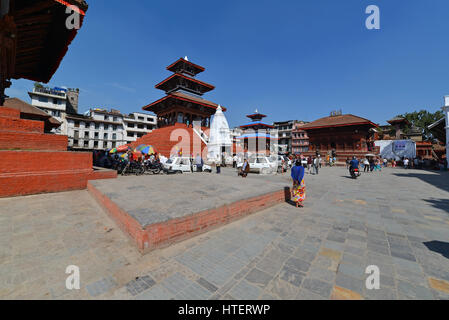 KATHMANDU, NEPAL- Ott 10: popolo nepalese di visitare la famosa Durbar Square di Kathmandu il 10 ottobre 2013 a Kathmandu, Nepal. Il Durbar Square è pa Foto Stock