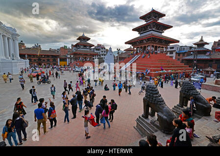 KATHMANDU, NEPAL- Ott 10: popolo nepalese di visitare la famosa Durbar Square di Kathmandu il 10 ottobre 2013 a Kathmandu, Nepal. Il Durbar Square è pa Foto Stock