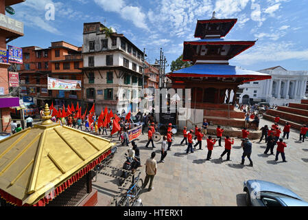 KATHMANDU, NEPAL- 11 ottobre: persone indù celebra il primo giorno del festival Dasain per le strade di Kathmandu. Il 11 ottobre 2013 in Kathma Foto Stock