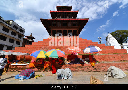 KATHMANDU, NEPAL- Ott 10: la famosa Durbar Square di Kathmandu il 10 ottobre 2013 a Kathmandu, Nepal. Il Durbar Square è parte del patrimonio mondiale di UNESCO Foto Stock