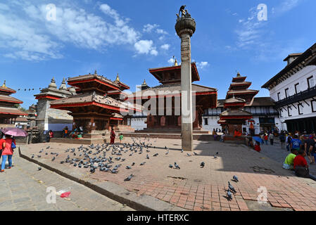 KATHMANDU, NEPAL- Ott 10: popolo nepalese di visitare la famosa Durbar Square di Kathmandu il 10 ottobre 2013 a Kathmandu, Nepal. Il Durbar Square è pa Foto Stock