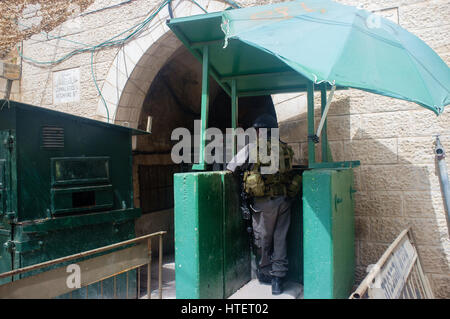 Israele soldato pattugliano un checkpoint nei pressi di un asilo nido. Hebron, Territori palestinesi. Foto Stock