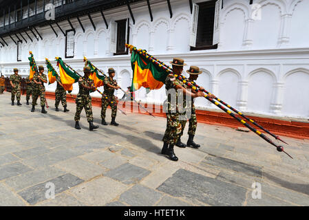 KATHMANDU, NEPAL - Ott 11: Nepalese divisione militare marciando nel cortile interno del Palazzo Reale durante il Dasain festa. Il Ott 11, 2013 Foto Stock