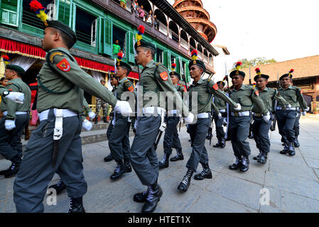 KATHMANDU, NEPAL - Ott 11: Nepalese divisione militare marciando nel cortile interno del Palazzo Reale durante il Dasain festa. Il Ott 11, 2013 Foto Stock