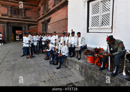 KATHMANDU, NEPAL - Ott 11: Nepalese divisione militare in appoggio nel cortile interno del Palazzo Reale in attesa per i primi Ministro durante il da Foto Stock
