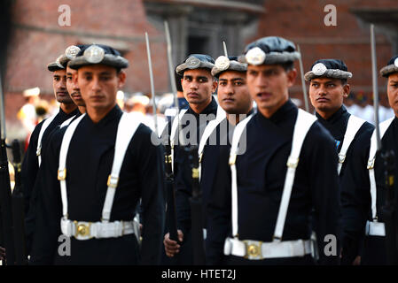 KATHMANDU, NEPAL - Ott 11: Nepalese guardia reale in piedi nel cortile interno del Palazzo Reale in ottobre 11, 2013 a Kathmandu, Nepal. La Roya Foto Stock