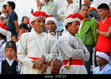 KATHMANDU - Ott 11: musicisti dei nepalesi orchestra militare in attesa per la mostra, nel cortile interno del Palazzo Reale, durante il Dasain f Foto Stock