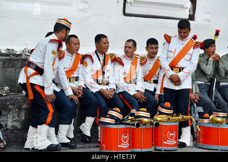 KATHMANDU - Ott 11: musicisti dei nepalesi orchestra militare in attesa per la mostra, nel cortile interno del Palazzo Reale, durante il Dasain f Foto Stock