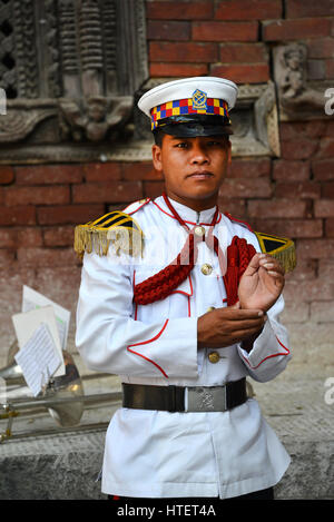 KATHMANDU - Ott 11: musicista dei nepalesi orchestra militare in attesa per la mostra, nel cortile interno del Palazzo Reale, durante il Dasain fe Foto Stock