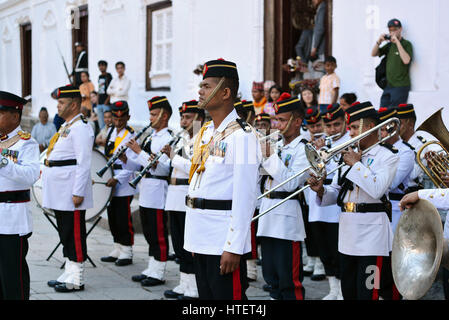 KATHMANDU - Ott 11: musicisti dei nepalesi orchestra militare in attesa per la mostra, nel cortile interno del Palazzo Reale, durante il Dasain f Foto Stock