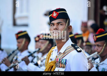 KATHMANDU - Ott 11: musicisti dei nepalesi orchestra militare in attesa per la mostra, nel cortile interno del Palazzo Reale, durante il Dasain f Foto Stock