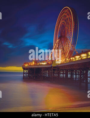 Esposizione lunga notte immagine della ruota panoramica sul molo a Blackpool Foto Stock