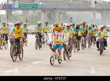 NONTHABURI, Tailandia - 11 dicembre 2015: persone equitazione Bicicletta per onore di Re Bhumiphol,nel caso 'BIKE per il papà' a Nonthaburi, Tailandia. Foto Stock