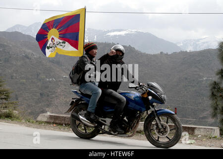 Mcleodganj, India. Il 9 marzo 2017. Giovani tibetani su un motociclo con bandiera tibetana durante il rally in occasione del 58o anniversario della Rivolta Nazionale Tibetana giorno a Dharamshala venerdì. Credito: PACIFIC PRESS/Alamy Live News Foto Stock