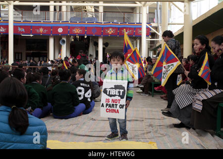 Mcleodganj, India. Il 9 marzo 2017. Capretto tibetano targhetta di contenimento in occasione del 58o anniversario della Rivolta Nazionale Tibetana giorno a Tsugla Khang tempio, Mcleodganj, Dharamshala venerdì. Credito: PACIFIC PRESS/Alamy Live News Foto Stock