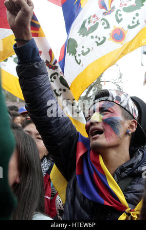 Mcleodganj, India. Il 9 marzo 2017. Il Tibetano in esilio gridando slogan contro la Cina govt durante il rally in occasione del 58o anniversario della Rivolta Nazionale Tibetana giorno a Dharamshala venerdì. Credito: PACIFIC PRESS/Alamy Live News Foto Stock