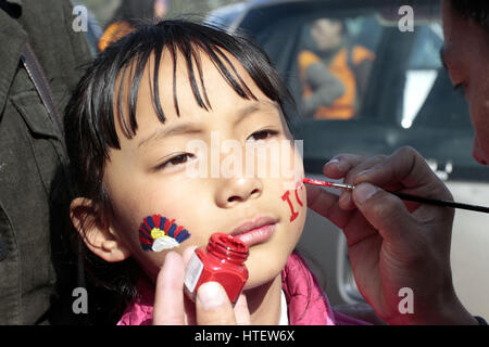 Mcleodganj, India. Il 9 marzo 2017. Capretto tibetano dipinto sul suo viso ' io amo il Tibet" in occasione del 58o anniversario della Rivolta Nazionale Tibetana giorno a Dharamshala venerdì. Credito: PACIFIC PRESS/Alamy Live News Foto Stock