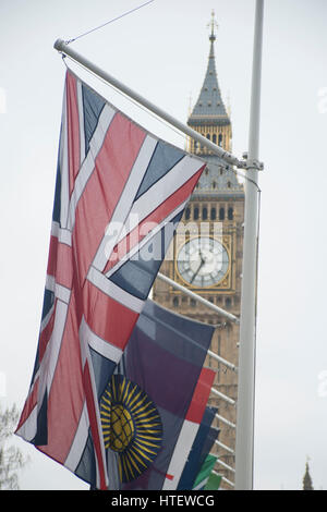 Londra, Regno Unito. Decimo Mar, 2017. Le bandiere della nazione del Commonwealth sono stati messi in piazza del Parlamento, per la Giornata del Commonwealth. Si è tenuto il secondo lunedì del mese di marzo di ogni anno. Credito: Alberto Pezzali/Pacific Press/Alamy Live News Foto Stock