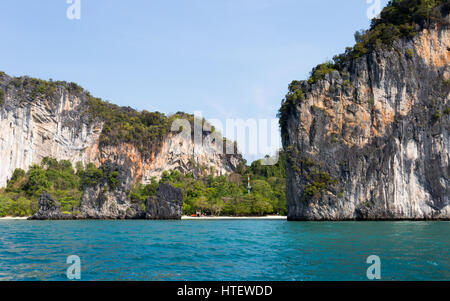 Spiaggia appartata di alberi coperti isola. Koh Hong Island a Phang Nga Bay vicino a Krabi e Phuket. Thailandia. Foto Stock