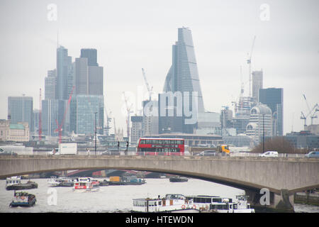 Londra, Regno Unito. Decimo Mar, 2017. Iraq e Afghanistan Memorial sono stati svelati a Victoria Embankment Gardens dall HM la regina. L'Iraq e Afghanistan Memorial, scolpito da Paolo giorno, riconosce il contributo apportato da più di 300.000 militari e civili che sono stati spiegati in Iraq e in Afghanistan tra il 1990 e il 2015. Credito: Alberto Pezzali/Pacific Press/Alamy Live News Foto Stock